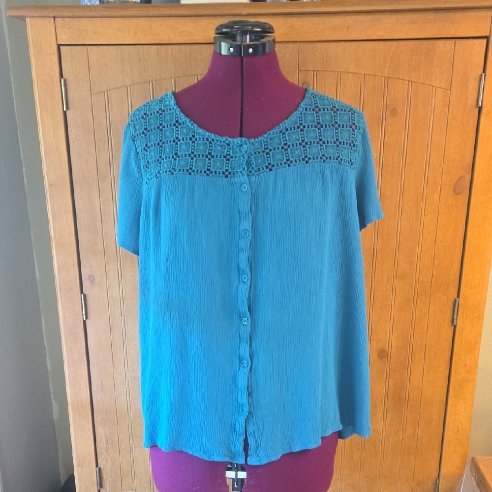 Vintage Jaclyn Smith Tuequoise Blue Button-Up Blouse with Crochet Detail